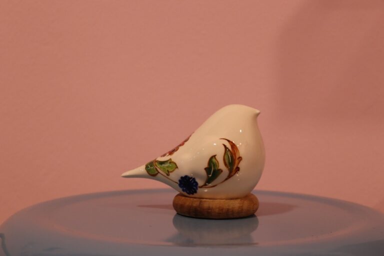 مجسمه سرامیکی دست‌ساز طرح مرغ امین با نقاشی گل و پایه چوبی